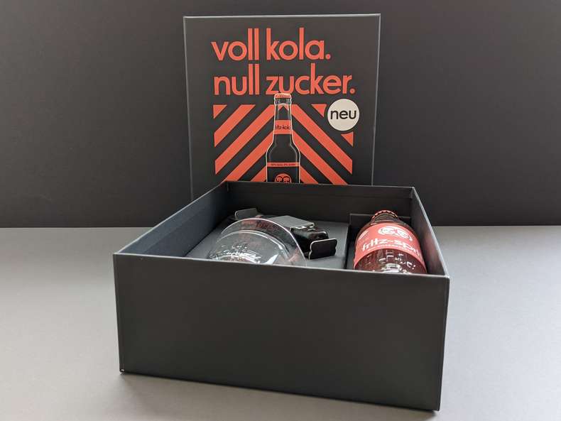 Klassische zweiteilige Stülpdeckelkartonage von Fritz-Kola - Hersteller Kartonagen Magnetverschluss